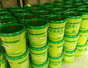 食品級(jí)膩?zhàn)诱迟N劑能在墻面形成許多細(xì)微蜂窩結(jié)構(gòu)，甲醛吸附率60%以上，降低噪音25%以上。

